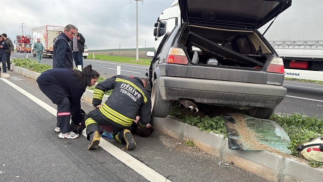 Lastiği patlayan otomobil, refüje çarpıp takla attı