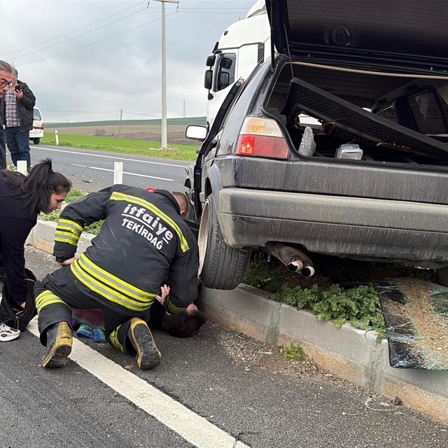 Lastiği patlayan otomobil, refüje çarpıp takla attı
