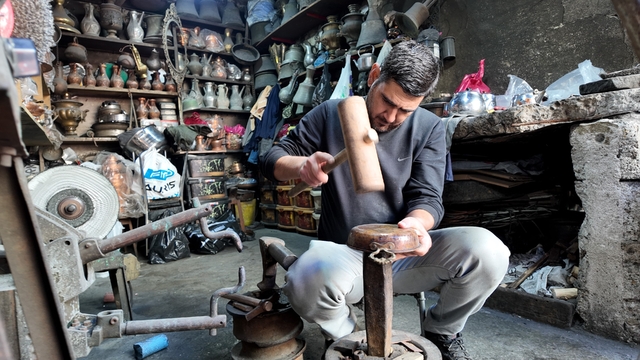 6 yaşında başladığı bakırcılığı neredeyse yarım asırdır sürdürüyor