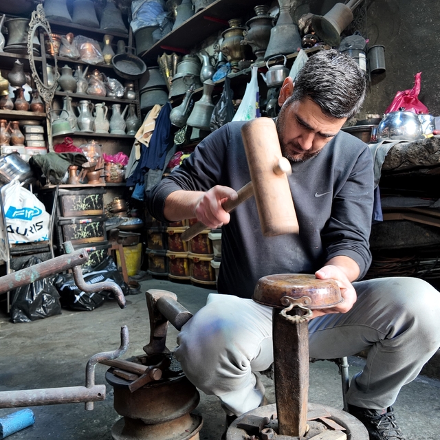 6 yaşında başladığı bakırcılığı neredeyse yarım asırdır sürdürüyor