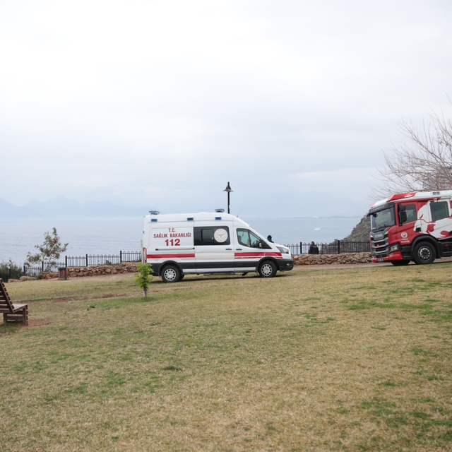 Antalya'da falezlerden düşerek yaralanan kişi kurtarıldı