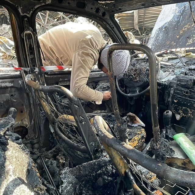 Şantiye alanında 1 konteyner ile 4 araç yandı