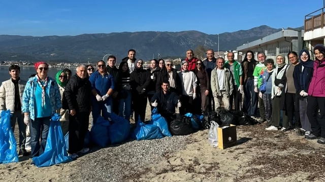 Havran MYO öğrencilerinden Akçay sahilinde çevre temizliği