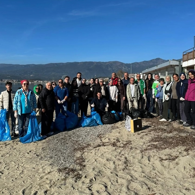 Havran MYO öğrencilerinden Akçay sahilinde çevre temizliği