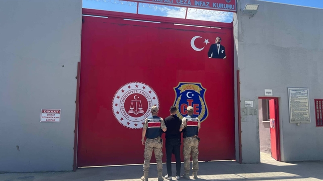 Hatay'da 30 yıl kesinleşmiş hapis cezasıyla aranan hükümlü bahçede yakalandı