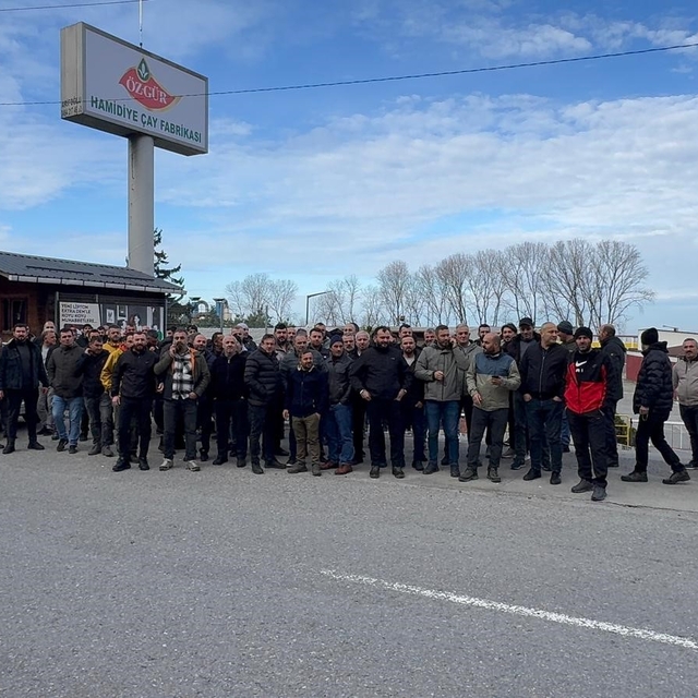 Rize'de satılan çay fabrikasının işçilerinin tazminat pazarlığı
Çay fabrika...