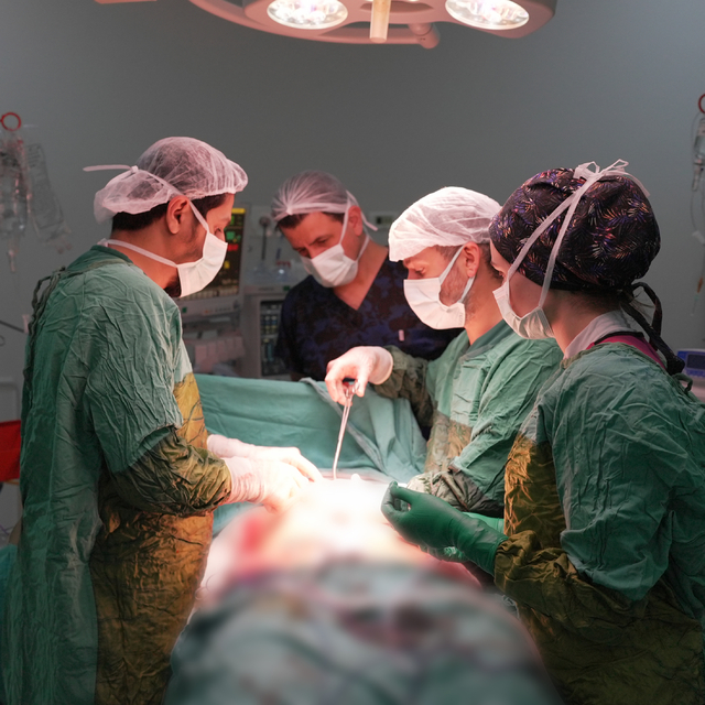 Karnından 2 kilo 200 gram ağırlığında tümör çıkarıldı