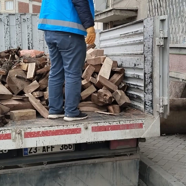 Elazığ'da yetim ailelere yakacak yardımı