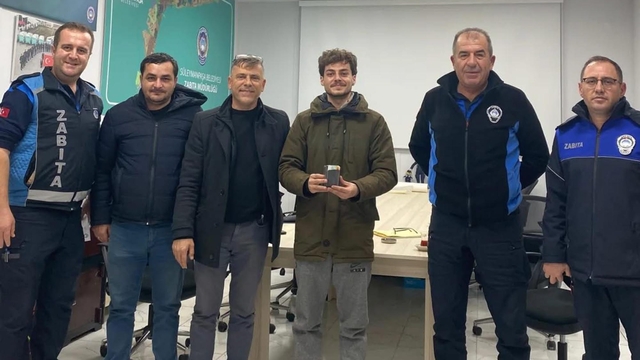 Yanlışlıkla konteynere attığı cüzdanı, çöp kamyonunda bulundu