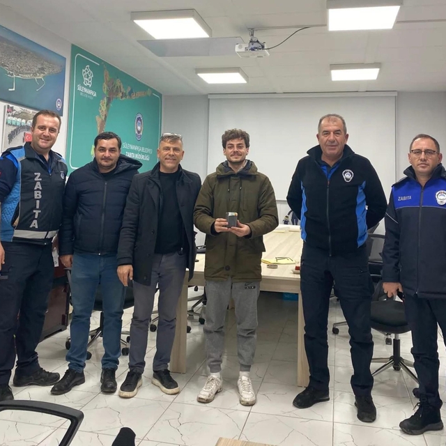 Yanlışlıkla konteynere attığı cüzdanı, çöp kamyonunda bulundu