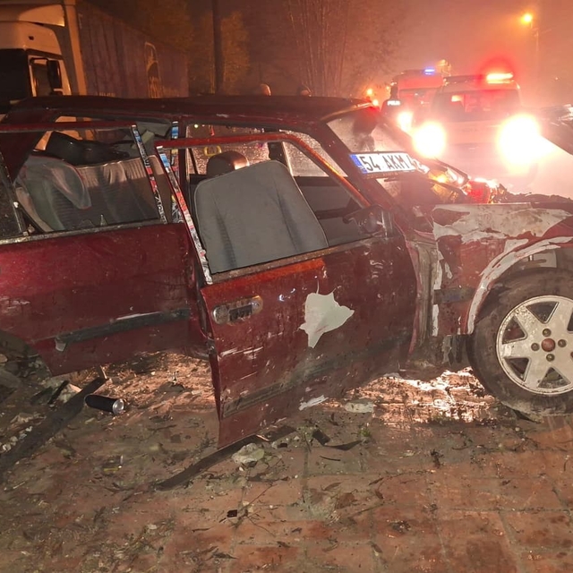 Alkollü sürücü sollama yaparken duvara çarptı: 3 yaralı