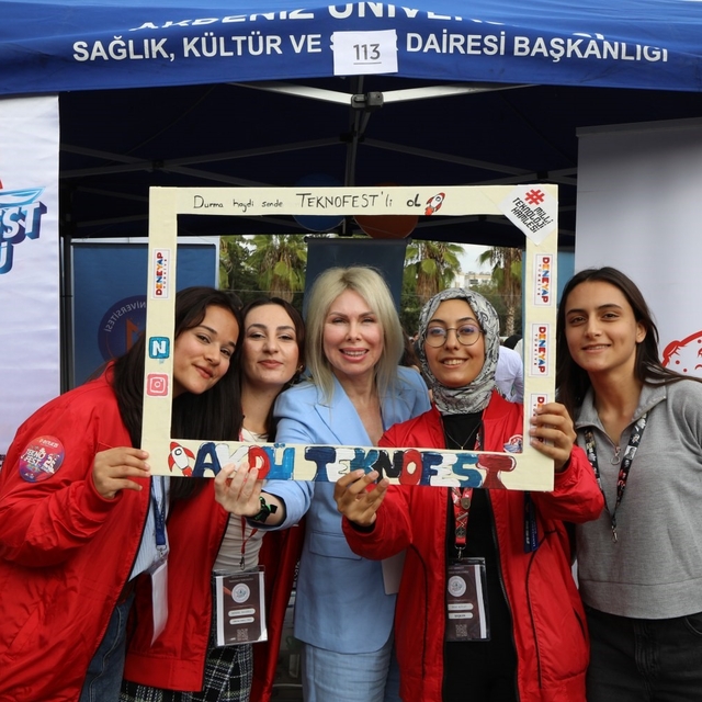 Akdeniz Üniversitesi 18 alanda Türkiye'nin ilk 20 üniversitesi arasında