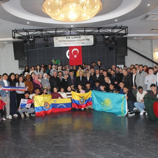 Eskişehir'de 55 ülkeden öğrenci kahvaltı programında buluştu