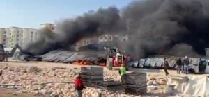 Şanlıurfa'da inşaat şantiyesinde otomobiller alev alev yandı