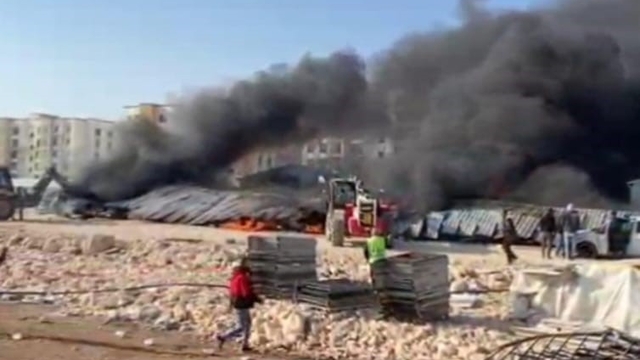 Şanlıurfa'da inşaat şantiyesinde otomobiller alev alev yandı