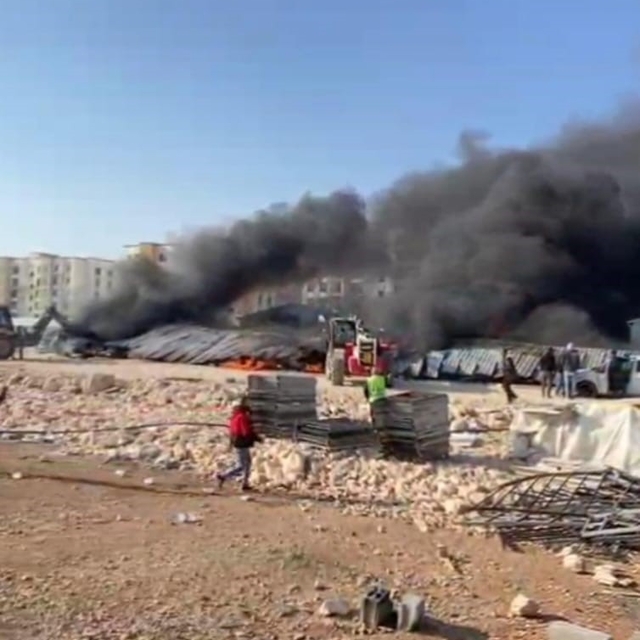 Şanlıurfa'da inşaat şantiyesinde otomobiller alev alev yandı