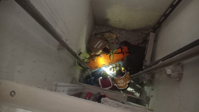 Asansör boşluğuna düşen işçi yaralandı