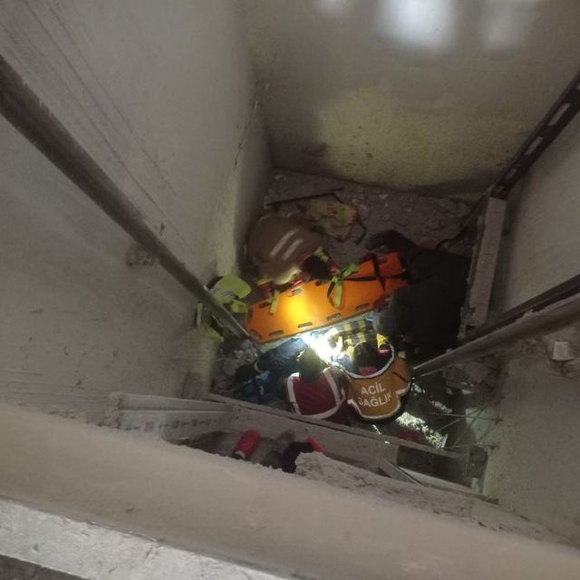 Asansör boşluğuna düşen işçi yaralandı