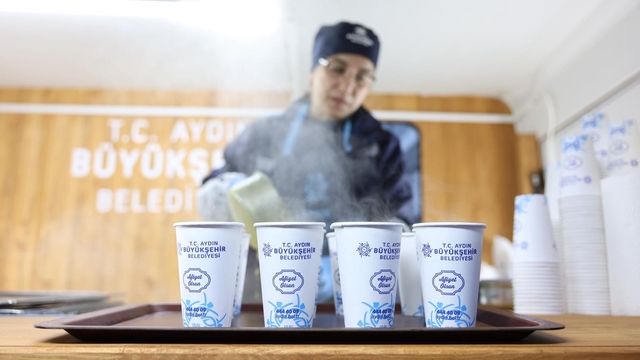 Havalar soğudu, Büyükşehir sıcak çorba dağıtımına başladı
Büyükşehir'in sıcak çorba ikramı bu yıl da devam ediyor