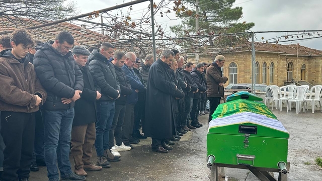 Çanakkale'de iki otomobilin çarpıştığı kazada ölenlerden 2'sinin cenazesi toprağa verildi