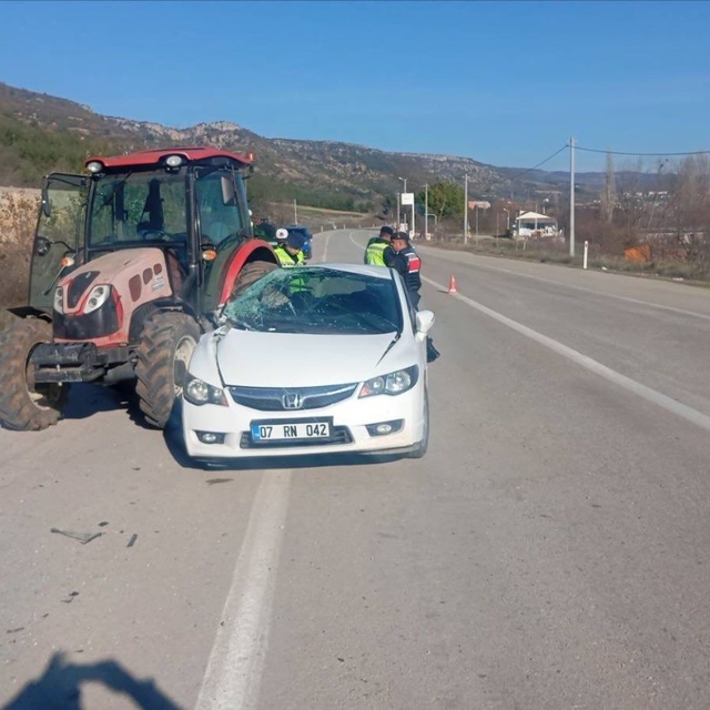 Bilecik'te traktörle otomobilin çarpıştığı kazada 4 kişi yaralandı