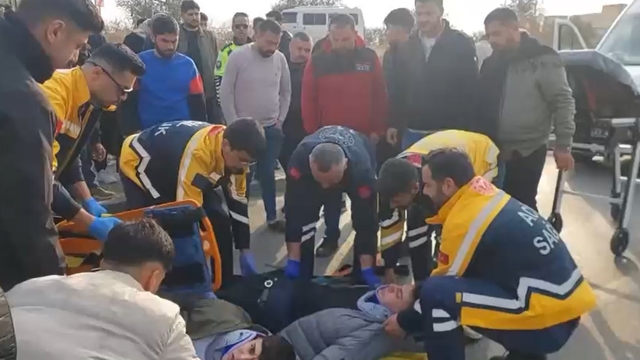 Gaziantep'te motosiklet otomobile çarptı: 2 yaralı