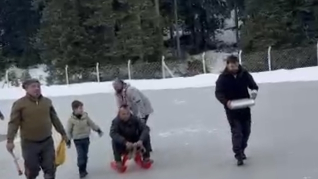 Donan göletin yüzeyindeki buzu motorlu testere ile kesti