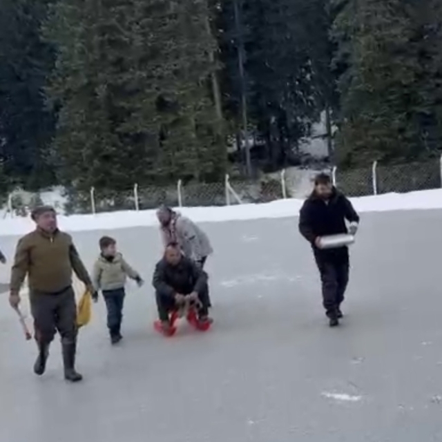 Donan göletin yüzeyindeki buzu motorlu testere ile kesti