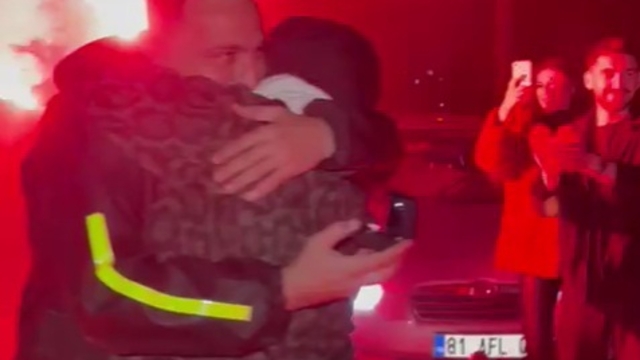 'Kaza yaptım' diyerek çağırdığı sevgilisine evlilik teklif etti