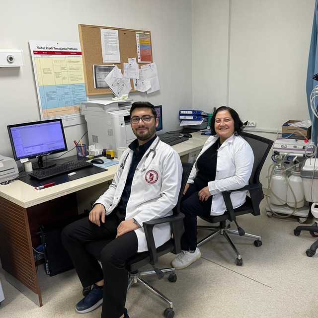 Ebe anne doktor oğluyla birlikte şifa dağıtıyor