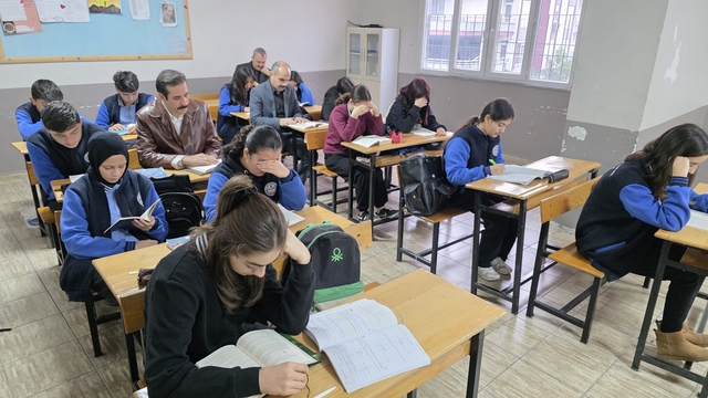 Bozyazı Kaymakamı Tuncay Topsakaloğlu öğrencilerle kitap okudu