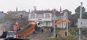 Yük boşaltan kamyon askıda kaldı