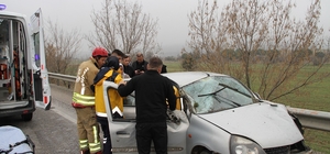 Kontrolden çıkan otomobil refüje ve bariyerlere çarptı: 1 ölü, 1 yaralı