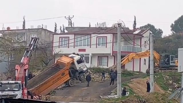 Yük boşaltan kamyon askıda kaldı