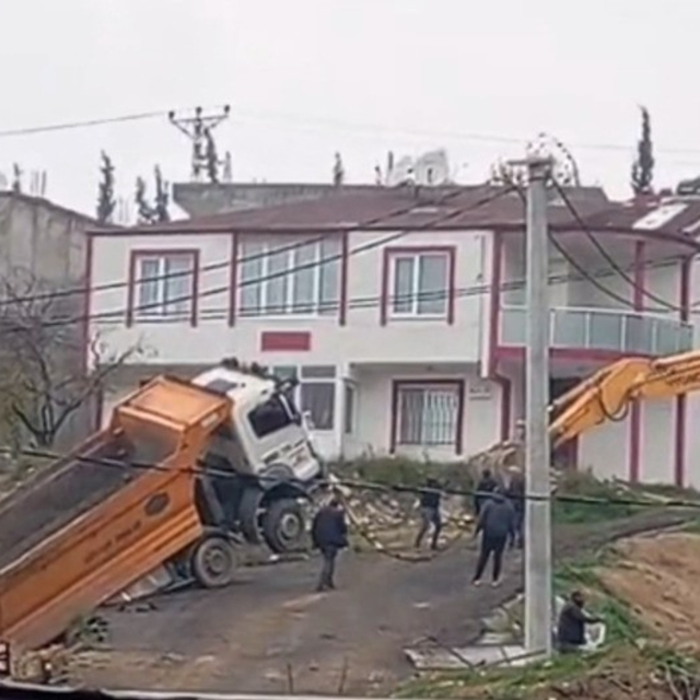 Yük boşaltan kamyon askıda kaldı