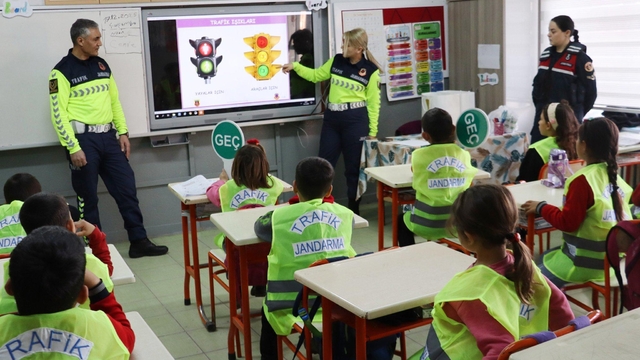 Kırşehir'de jandarmadan ilkokul öğrencilerine trafik eğitimi