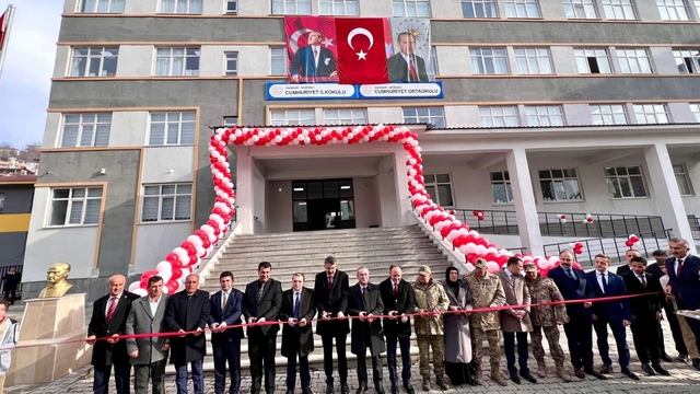 Şemdinli'de 24 sınıflı okul ile aile sağlığı merkezi açıldı