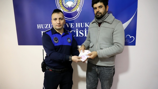 ATM'de unutulan 5 bin TL sahibine ulaştırıldı