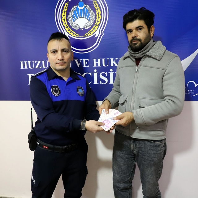 ATM'de unutulan 5 bin TL sahibine ulaştırıldı