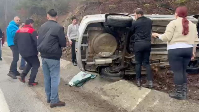 Bolu-Abant yolunda kontrolden çıkan araç, takla attı