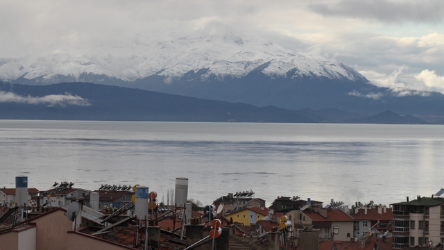 Yağışlar Anamas'ın zirvesini beyazlattı
