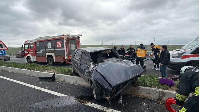 Tekirdağ'da refüje çarpan otomobilin sürücüsü yaralandı