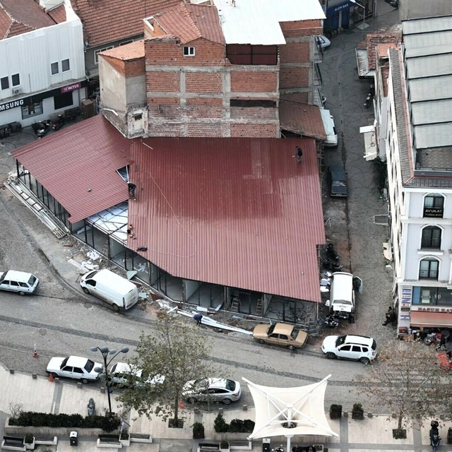 Depremin vurduğu Sındırgı'da kurulan konteyner dükkanlar, dronla görüntülen...