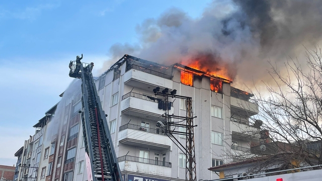 5 katlı binanın en üst katı alev alev yandı