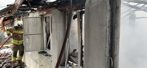 Manisa'da çıkan yangında 1 ev kullanılamaz hale geldi