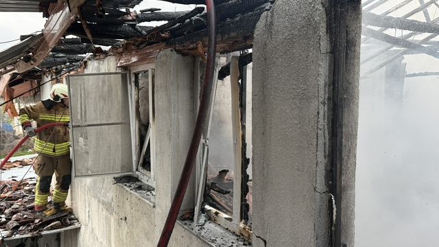 Manisa'da çıkan yangında 1 ev kullanılamaz hale geldi