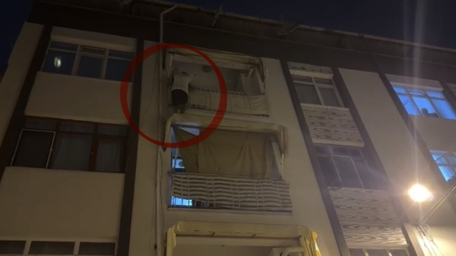Kapısına gelen sivil polislerden korkup balkona çıkarak yürekleri ağza getirdi