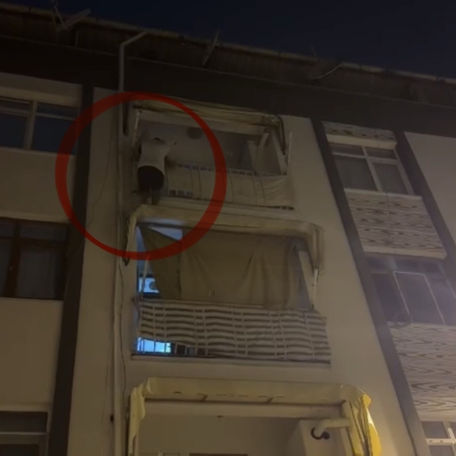 Kapısına gelen sivil polislerden korkup balkona çıkarak yürekleri ağza geti...