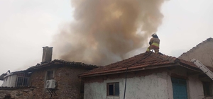Kula'da 2 katlı ev yandı