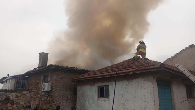 Kula'da 2 katlı ev yandı